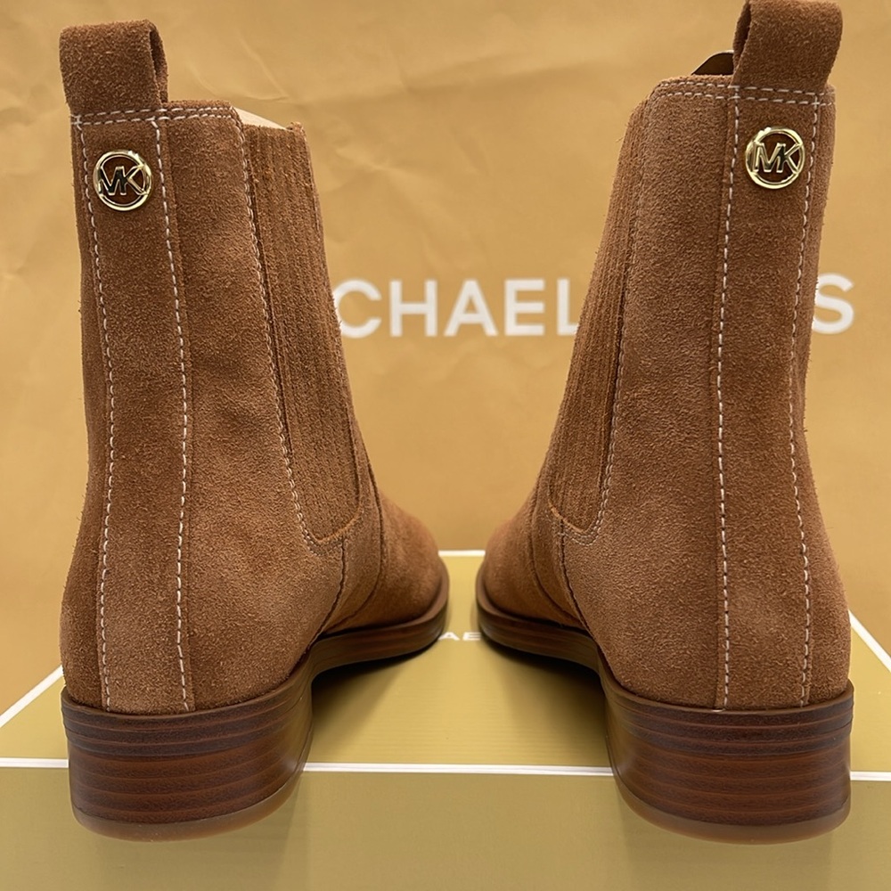MICHAEL KORS ELLA FLAT BOOTIE SUEDE
49F4ELFE5S
LUGGAGE - Picture 13 of 16